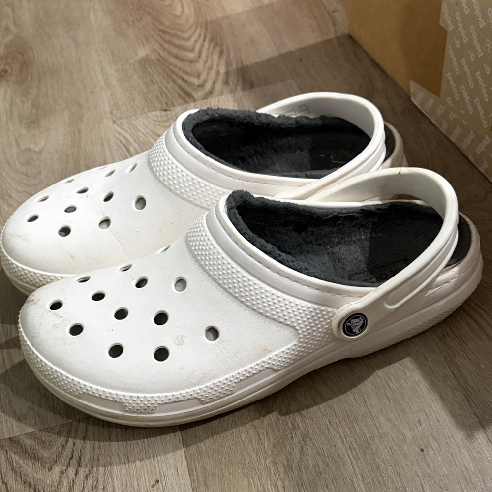 11 CROCS adult White Fleece-Lined Slippers